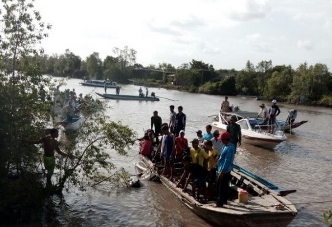 Ca nô đâm vào cầu, 9 người thương vong